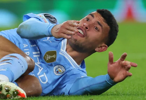 Matheus Nunes do Manchester City é substituído após deslocar um dedo durante partida da Champions League contra o F.C. Copenhagen no Etihad Stadium em 6 de março de 2024 em Manchester, Inglaterra. (Photo by