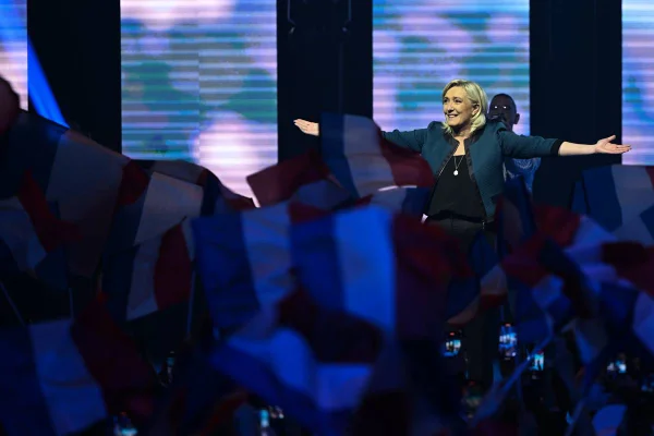 Eleições na França: projeções mostram partido de Le Pen na liderança