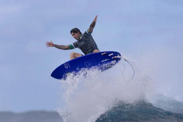 Olimpíadas 2024: Gabriel Medina e Chumbinho avançam no surfe