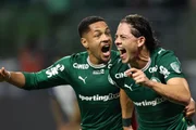 Giay marcou o único gol do jogo Giay marcou o único gol do jogo