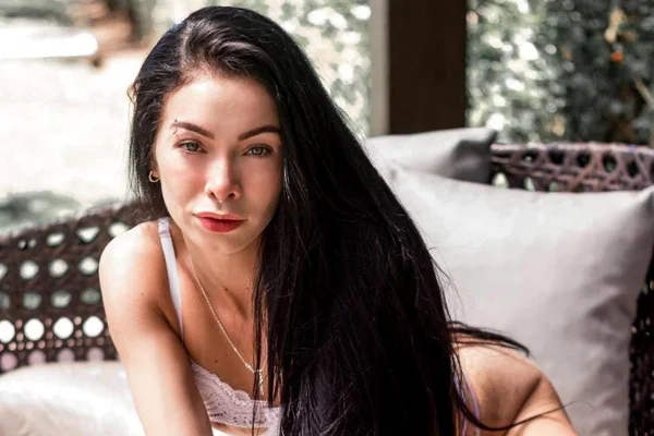 Foto de Gisa Custolli. Ela é uma mulher branca, de cabelo preto e longo e está em posição sexual - Metrópoles