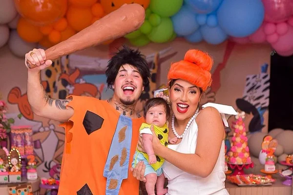 Estefany Boro, Jottapê e Athena vestidos para festa, usando fantasia - Metrópoles