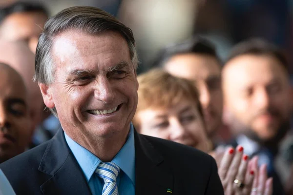Na véspera do 2° turno, Bolsonaro turbina pacote de bondades por votos
