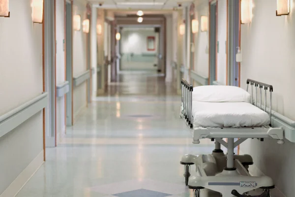 Foto colorida do interior de um hospital e uma maca - Getty Images