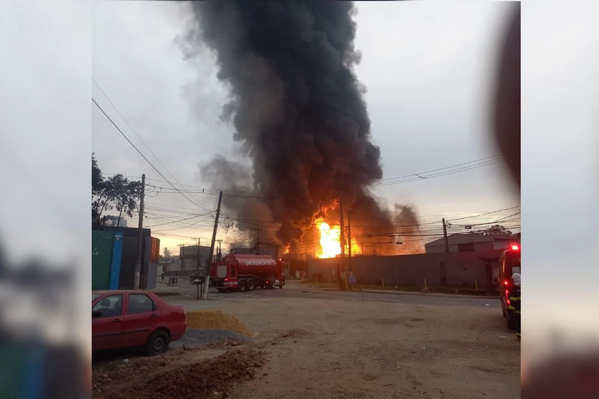Fábrica foi evacuada preventivamente após incêndio atingir tanques de solventes. Imagens mostram chamas intensas e muita fumaça preta Fábrica foi evacuada preventivamente após incêndio atingir tanques de solventes. Imagens mostram chamas intensas e muita fumaça preta