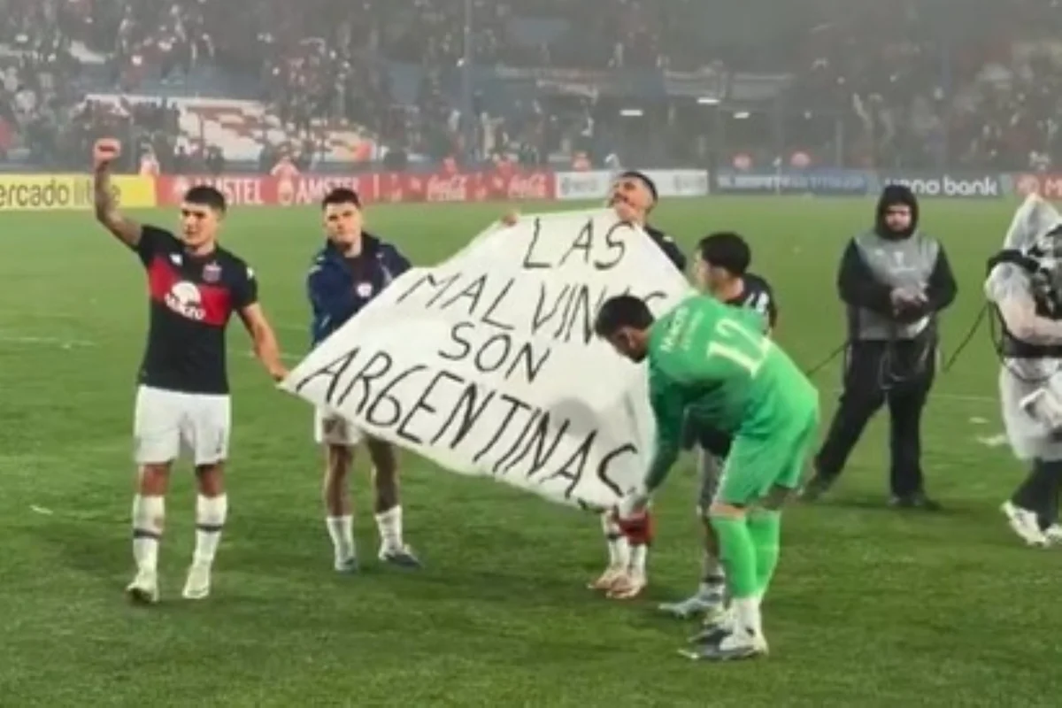 Jogadores do Tigre exibem faixa sobre as Malvinas na Sul-Americana - imagem 2 Jogadores do Tigre exibem faixa sobre as Malvinas na Sul-Americana - imagem 2