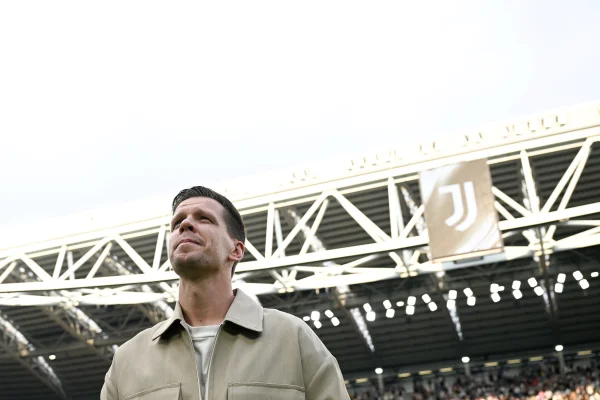 Foto colorida do goleiro Szczesny - Metrópoles