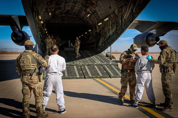 imagem colorida imigrantes deportados guantanamo
