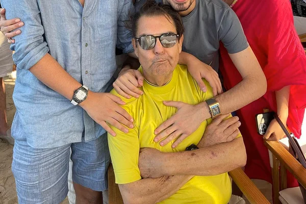 Faustão aparece "emburrado" em foto com a família - Metrópoles