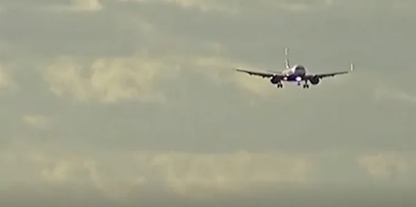 ventania faz avião cancelar pouso no Reino Unido