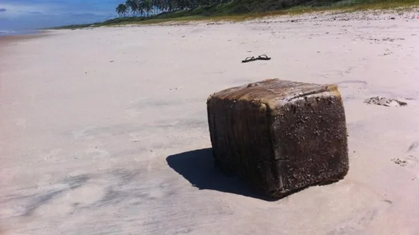 Caixas misteriosas no litoral nordestino são de navio naufragado