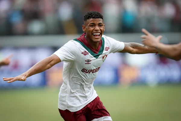 Em jogo com duas expulsões, Fluminense vence Vitória fora de casa