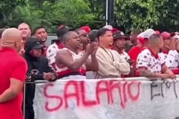 Flamengo: torcida protesta no Ninho do Urubu após derrota na Recopa