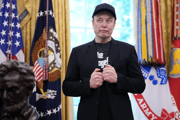 Foto com cor. Musk na Casa Branca - Metrópoles