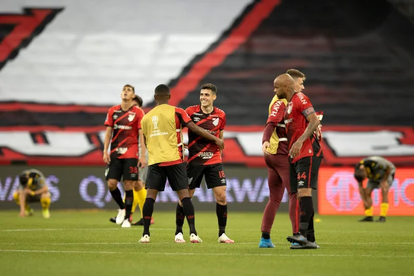 Após calote, torcida do Athletico-PR festeja ida a Montevidéu