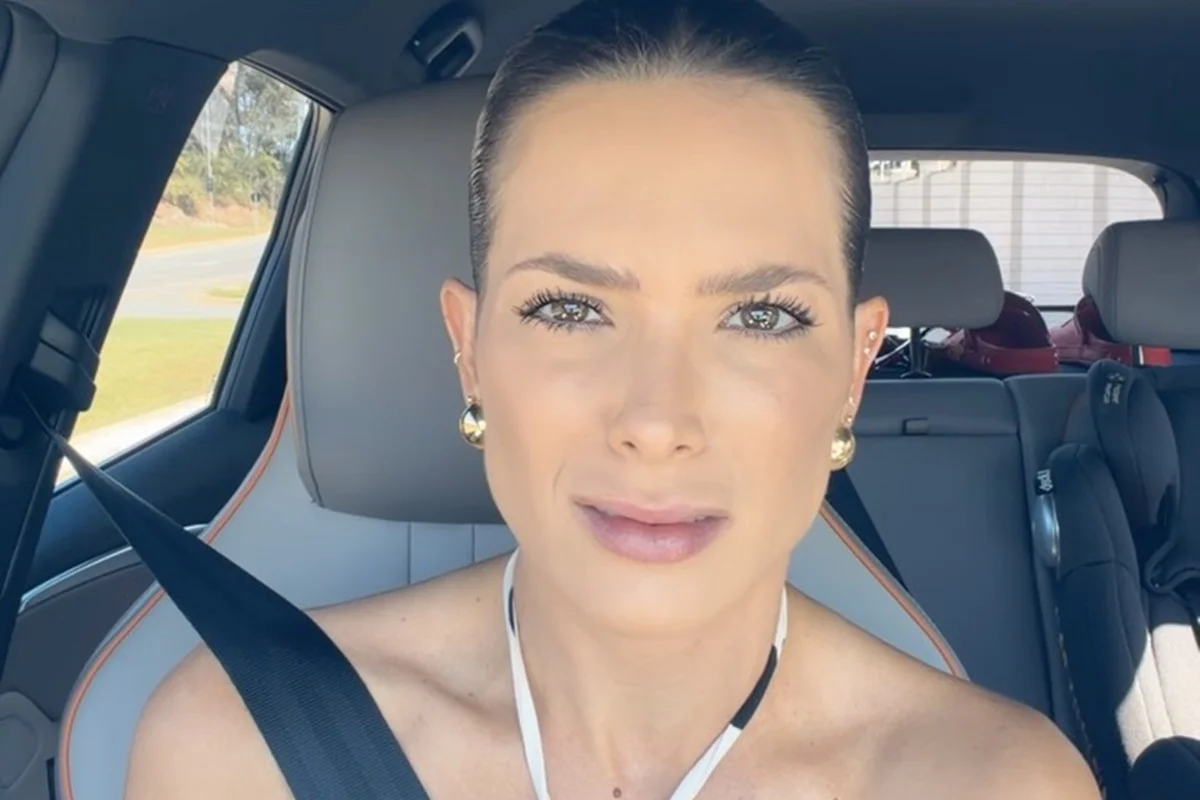 Débora Lyra grava vídeo para o Instagram dentro do carro Débora Lyra grava vídeo para o Instagram dentro do carro