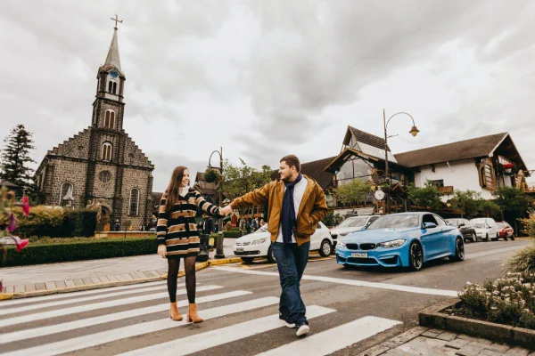 Casal atravessa rua em Gramado, RS