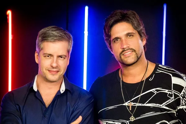 Foto colorida de Victor e Léo no palco - Metrópoles