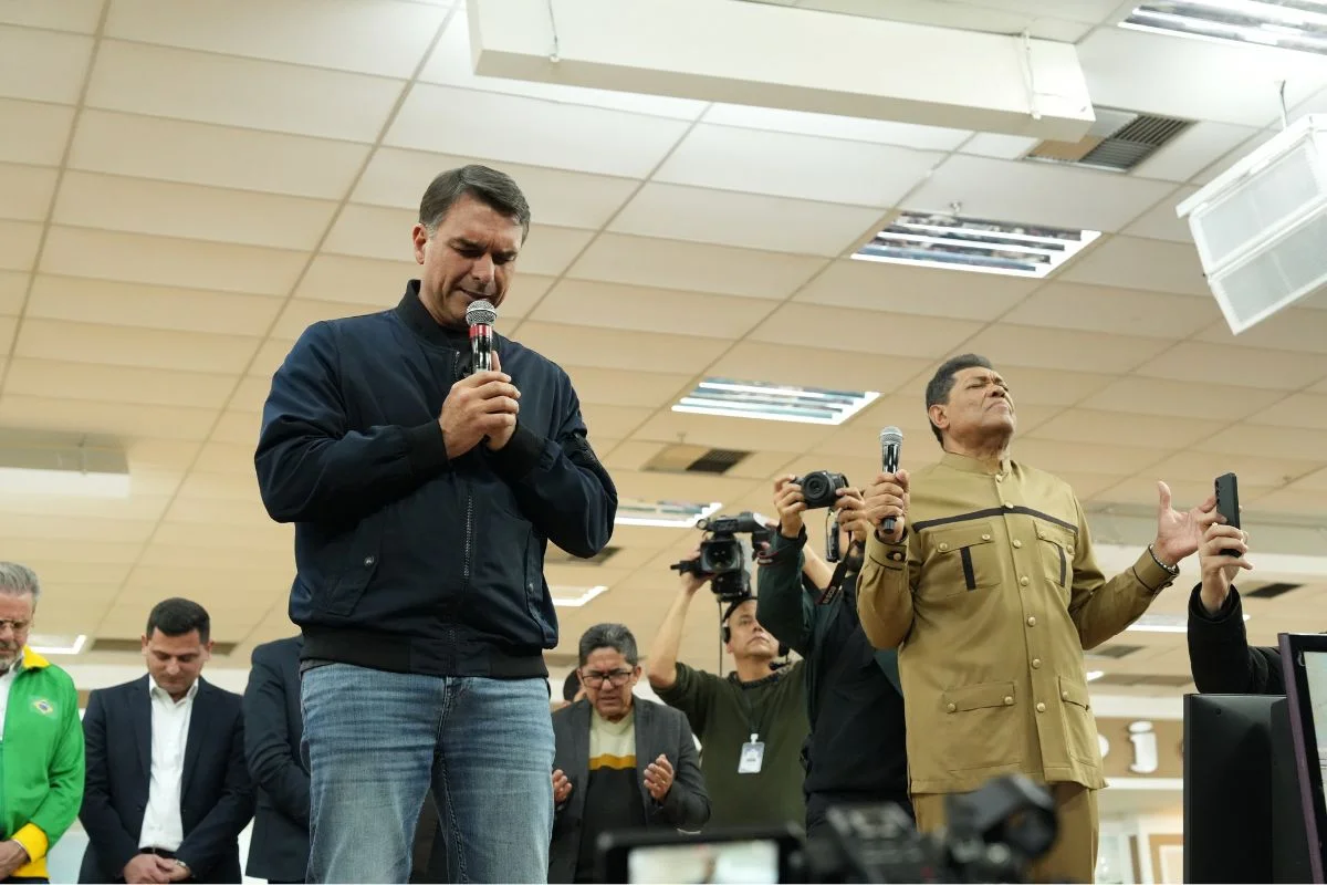 Flávio ora ao lado de Valdemiro Santiago na Igreja Mundal do Poder de Deus em São Paulo no 7 de Setembro Flávio ora ao lado de Valdemiro Santiago na Igreja Mundal do Poder de Deus em São Paulo no 7 de Setembro