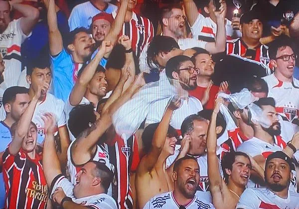 Vídeo exclusivo: torcida do São Paulo lota o Morumbi para ver treino