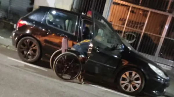 Homem cadeirante que teve o carro rebocado em fiscalização no Rio - Metrópoles
