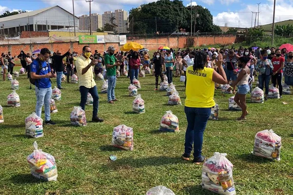 Coletivo de favelas distribui 500 cestas para famílias do Sol Nascente