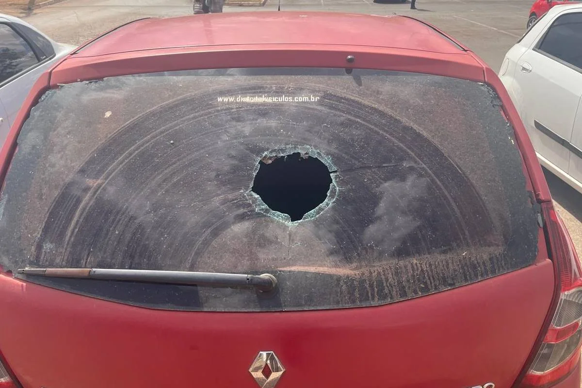 Alguns carros tiveram os vidros traseiros quebrados Alguns carros tiveram os vidros traseiros quebrados