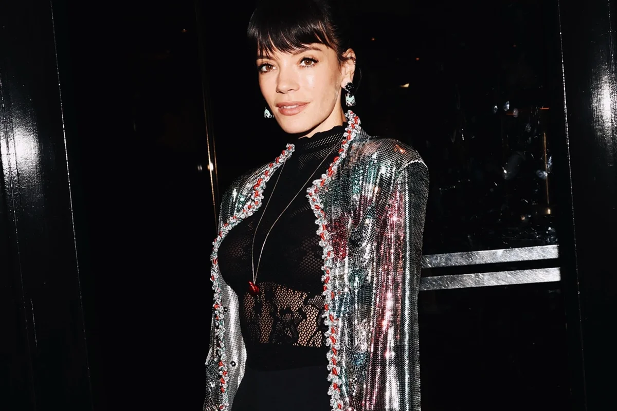 Lily Allen faz pose para as redes sociais Lily Allen faz pose para as redes sociais