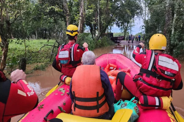 Bombeiros resgatando pessoas ilhadas devido as chuvas no RS - Metrópoles