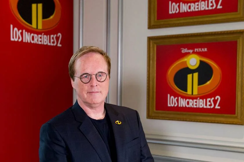 <b>A direção sofisticada de Brad Bird.</b> Diz o clichê que todo filme da Pixar é para adultos e crianças. Mas poucas animações da produtora realmente equilibram essas forças tão bem quanto Os Incríveis: há tantas cenas de ação quanto diálogos profundos e espirituosos sobre vida conjugal e doméstica. Autor dos cultuados O Gigante de Ferro (1999) – produção da Warner Bros. – e Ratatouille (2007), o diretor Brad Bird retorna à animação após perdas e ganhos no cinema com atores: renovou o espírito da franquia Missão Impossível com Protocolo Fantasma (2011), mas escorregou na fantasia Tomorrowland (2015), estrelada por George Clooney <b>A direção sofisticada de Brad Bird.</b> Diz o clichê que todo filme da Pixar é para adultos e crianças. Mas poucas animações da produtora realmente equilibram essas forças tão bem quanto Os Incríveis: há tantas cenas de ação quanto diálogos profundos e espirituosos sobre vida conjugal e doméstica. Autor dos cultuados O Gigante de Ferro (1999) – produção da Warner Bros. – e Ratatouille (2007), o diretor Brad Bird retorna à animação após perdas e ganhos no cinema com atores: renovou o espírito da franquia Missão Impossível com Protocolo Fantasma (2011), mas escorregou na fantasia Tomorrowland (2015), estrelada por George Clooney