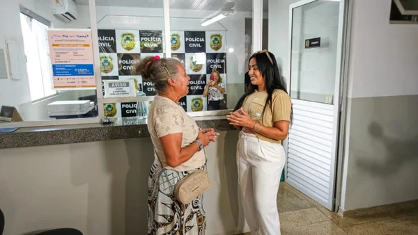 imagem colorida mae e filha se reencontram goiania