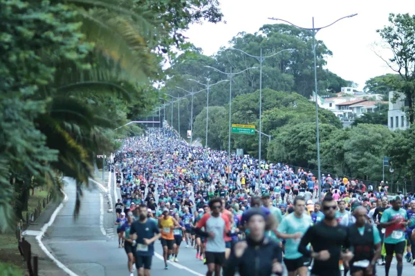 Imagem mostra corredores na rua - Metrópoles
