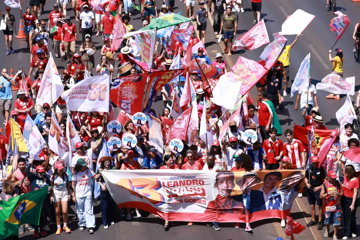 Manifestantes levaram bandeiras e outros adereços para o ato Manifestantes levaram bandeiras e outros adereços para o ato