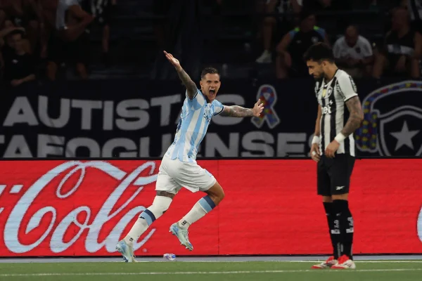 Foto colorida de Racing e Botafogo - Metrópoles