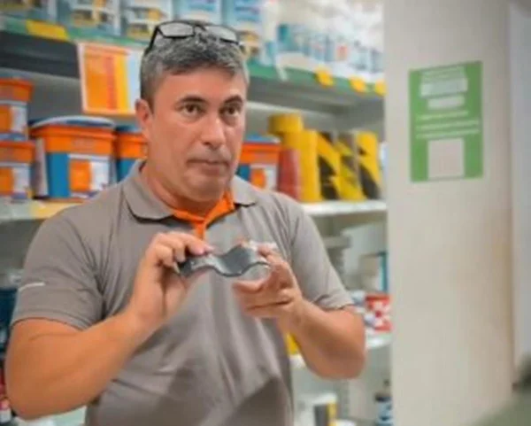 homem com peça