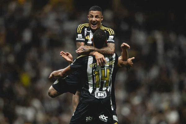 Imagem colorida de Guilherme Arana comemorando - Metrópoles