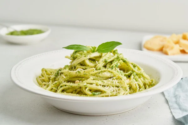 Macarrão ao molho pesto
