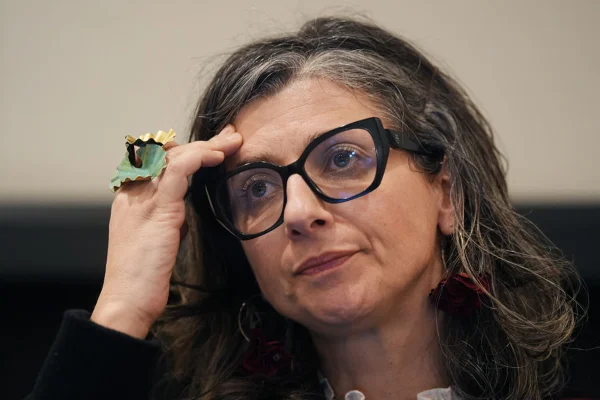 Imagem colorida de mulher com mão na cabeça