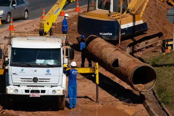 Caesb prevê para as 14h conclusão de reparo em adutora rompida na EPTG
