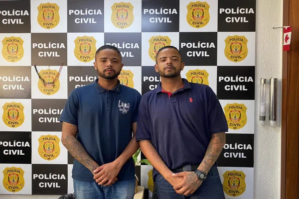 irmãos gêmeos na delegacia