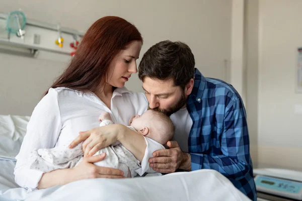 Imagem colorida de pessoa beijando um bebe - Metrópoles