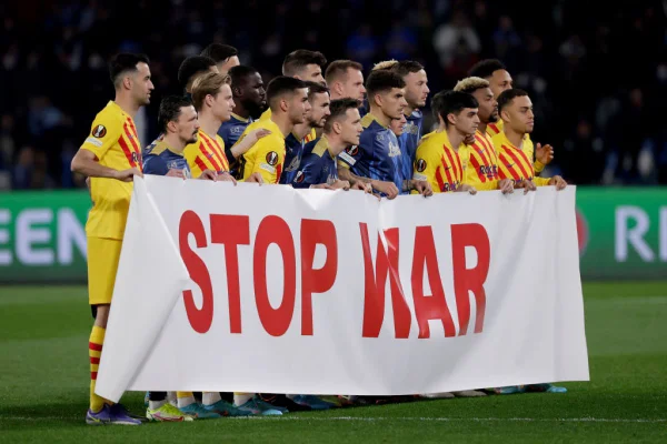 Jogadores de Napoli e Barcelona protestam contra guerra na Ucrãnia
