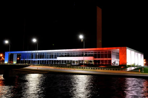 Palácio do Buriti se ilumina com as cores da França em homenagem às vítimas do massacre de Paris