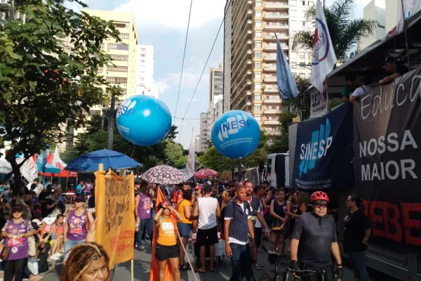 imagem colorida mostra protesto de servidores em frente à camara de sao paulo - metrópoles
