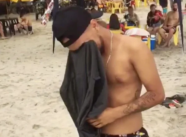 Homem trans se emociona ao tirar camisa na praia após mastectomia