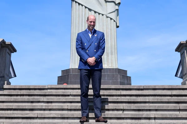 Foto colorida de homem no Cristo Redentor - Metrópoles
