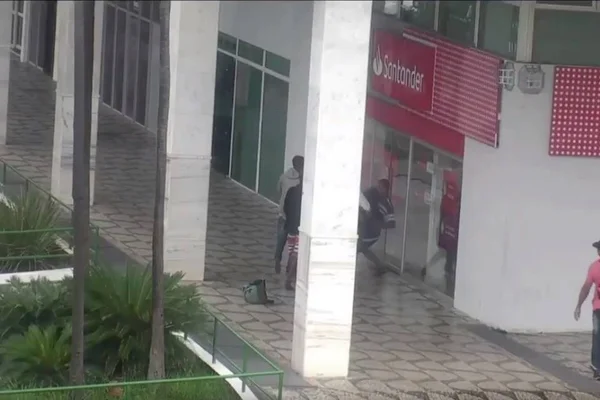 Vídeo. Trio joga homem no chão e rouba celular no Plano Piloto