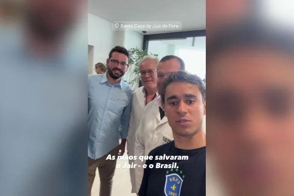 Nikolas com médicos de Juiz de Fora que atenderam Bolsonaro