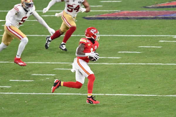 Rashee Rice #4 do Kansas City Chiefs corre com a bola em partida contra o San Francisco 49ers