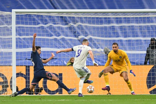 Karim Benzema marcando gol contra o Real